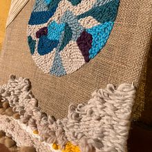 Il mio progetto del corso: Tessitura, ricamo e punch needle: creazione di un quadro tessile. Accessor, Design, Arts, Crafts, Embroider, Decoration, Fiber Arts, Punch Needle, Weaving, and Textile Design project by Vittoria Valzania - 01.30.2022