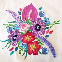 My project in Flower Composition with Acrylic Paint and Embroidery course. Traditional illustration, Painting, Embroider, Acr, lic Painting, and Textile Design project by Julie Bronsard - 01.24.2022