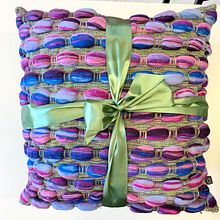 Private Client Commission for Handwoven Throw and Cushions. Un progetto di Tessitura, Textile Design e Fiber Art di Cassandra Sabo - 30.04.2019