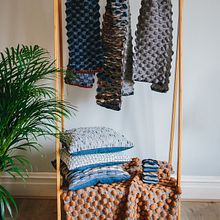 'Normandy' Collection of Handwoven throws, cushions and scarves. Un progetto di Fiber Art, Tessitura e Textile Design di Cassandra Sabo - 31.03.2018