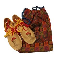 Frida Kahlo inspired Espadrilles. Accessor, Design, Arts, Crafts, Shoe Design, and Fiber Arts project by Jackie Hughes - 02.01.2022