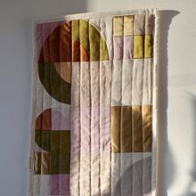 Mini “Spin” patchwork wall hangings . Un proyecto de Teñido Textil, Diseño textil, Costura e Interiorismo de Rebecca Rigg - 02.02.2022