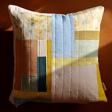 Plant Dyed Patchwork pillow. Un proyecto de Costura, Teñido Textil, Tejido y Diseño textil de Rebecca Rigg - 02.02.2022