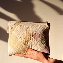 Improv patchwork zipper pouches. Un proyecto de Teñido Textil, Costura y Diseño textil de Rebecca Rigg - 02.02.2022
