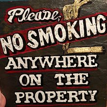 Apartment "No Smoking" sign on tile from its Courtyard. Un proyecto de Caligrafía, Lettering, Señalética, H, lettering, Upc y cling de Gerardus Dunkel - 03.02.2022