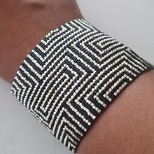 Mi Proyecto del curso: Diseño de accesorios con cuentas: teje patrones elegantes. Un proyecto de Diseño de complementos, Artesanía, Diseño de jo, as y Tejido de Dyann Kramm Peters - 06.02.2022