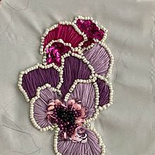 bordado. Painting, Fashion Design, Embroider, DIY, Textile Design, and Design project by Maria Mella - 02.10.2022