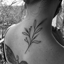 Botánico de espalda/cuello . Design tatuaj de Rodrigo Bañados - 02.10.2022