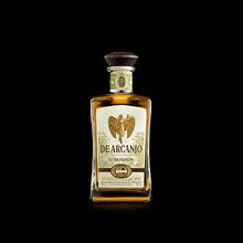 De Arcanjo Cachaça  Ein Projekt aus dem Bereich Verpackung, Design, Grafikdesign, Br, ing und Identität, Kartonmodellbau und Traditionelle Illustration von Felippe Cavalcanti - 22.12.2021