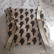 Mon projet du cours : Initiation au tapestry crochet. Accessor, Design, Pattern Design, Fiber Arts, Crochet, and Textile Design project by Françoise LORISSON - 02.12.2022