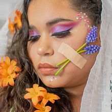 Flore/ser Ein Projekt aus dem Bereich Design, Werbung, Fotografie, Kino, Video und TV, Verlagsdesign, Marketing, Verpackung, Schrift, Modefotografie, Porträtfotografie und Beleuchtung für Fotografie von Jasmin Urrutia Millapi - 16.02.2022