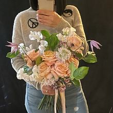 Mi Proyecto del curso: Creación de ramos de flores desde cero, mi primer ramo horizontal antes de hacerlo practique semanas. @saviabrutaflowerschool . % Johanna Orellana tarafından hazırlanan İç Tasarım, Pe, zaj Mimarisi, Dekoras, on, Kendin Yap, Ve Çiçek ve Bitki Tasarımı projesi - 02.16.2022