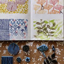 Mon projet du cours : Illustrations avec des tampons faits main. Projekt z dziedziny Trad, c, jna ilustracja, Pattern design, Stemple, Sketchbook i Grawerstwo użytkownika Elisabeth Grandjean - 20.02.2022