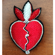 Il mio progetto del corso: Introduzione alla tecnica del ricamo in oro, cuore sacro con variante di materiale. Traditional illustration, and Embroider project by Elisa Mercorillo - 02.21.2022