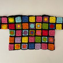 My project in Granny Square Crochet: Make Your Own Sweater course. Fashion Design, Fiber Arts, DIY, Crochet, and Textile Design project by Ian Guzman - 02.22.2022