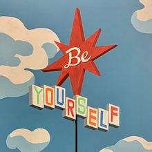 Trader Joe's Motivational Art. Un proyecto de Señalética y Pintura de Carly Fehlberg - 22.12.2021