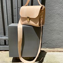 Meu projeto do curso: Criação de bolsas de couro artesanais para iniciantes. Een project van  Ontwerp, Ontwerp van accessoires, Craft y Naaiwerk van Dani Luce Flô | Vermelho Flô - 13.12.2021