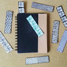 Bookmarks with different doodles and book cover from a hand-drawn pattern. Un progetto di Disegno a matita, Disegno, Sketchbook, Design e Artigianato di Pavlina Laleva - 20.12.2020
