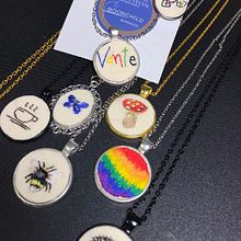 Meu projeto do curso: Bordado em miniatura: crie joias têxteis. Jewelr, Design, Embroider, and Textile Design project by Alice Evelyn Dos Santos - 03.02.2022