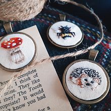 Mijn project van de cursus: Miniatuurborduurwerk: maak textielen juweeltjes. Jewelr, Design, Embroider, and Textile Design project by Kato Kuijpers - 03.04.2022