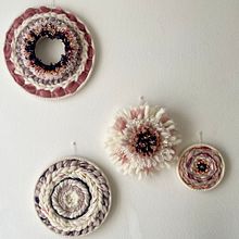 Il mio progetto del corso: Tessuto in telaio rotondo. Een project van Ontwerp van accessoires,  Interieurdecoratie, Textiel, Weven y Textielontwerp van Chiara - 06.03.2022