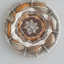 Meu projeto do curso: Tecelagem em tear circular. Accessor, Design, Decoration, Fiber Arts, Weaving, and Textile Design project by Iná Ortega - 03.07.2022