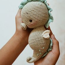 Sea horse NALU. Design, Character Design, Arts, Crafts, Crochet, and Amigurumi project by Elisa Ems-Domenig - 03.08.2022