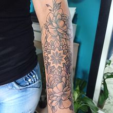 Mi Proyecto del curso: Tatuaje botánico con puntillismo. Traditional illustration, Tattoo Design, Botanical Illustration, and Design project by Maicol Andrey Castro Garcia - 03.08.2022