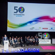 Diseño y decoración de evento Acto de inauguración 50 Aniversario La Fundación San Prudencio. Un progetto di Design, Interior Design, Pubblicità, Graphic design, Design di accessori, Br, ing, Br, identit, Design e creazione di mobili, Signage design, Bozzetti e Design di poster  di Beatriz Prado - 03.03.2018