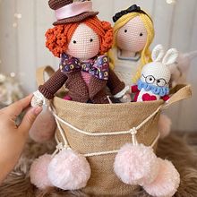 Alicia en el país de las maravillas.. Un proyecto de Amigurumi, Creatividad, Crochet, Diseño de personajes, Diseño de juguetes y Tejido de Tutitas - 03.05.2021
