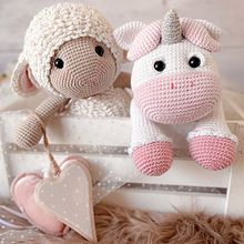 Beeky y Tuticornio. Un proyecto de Amigurumi, Diseño, Tejido, Crochet, Diseño de juguetes y Diseño de personajes de Tutitas - 11.03.2022