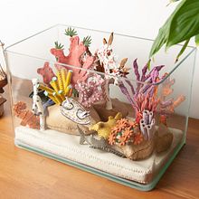 Leather aquarium. Arts, Crafts, and Character Design project by Freda Cheung - 03.14.2022