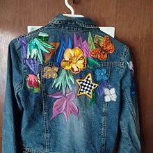 Mi Proyecto del curso: Diseño de moda: pintura y bordado sobre prendas. Un progetto di Pittura, Fashion design, Ricamo, DIY, Upc, cling e Textile Design di Monica Ruiz - 14.03.2022