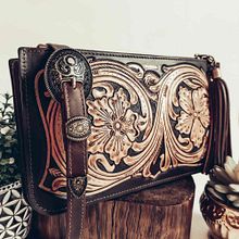 Leather Carving Purse. Accessor, and Design project by Verônica Passos - 07.05.2018