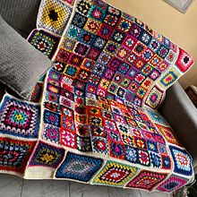 Il mio progetto del corso: Quadrati all'uncinetto: crea un maglione tutto tuo. Projekt z dziedziny Projektowanie mod,  Tkactwo, DIY, Wzornictwo tekst i liów użytkownika Paola Golinelli - 16.03.2022