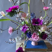 Mi Proyecto del curso: Diseño de arreglos con flores de temporada, tome mi tiempo en colocar cada flor y ramas, poniendo y quitando por las alturas, me encanto tu curso muy practico, el estilo jardin es uno de mis preferidos.  @bloomburn . % Johanna Orellana tarafından hazırlanan İç Tasarım, Pe, zaj Mimarisi, Dekoras, on, Kendin Yap, Ve Çiçek ve Bitki Tasarımı projesi - 03.08.2022