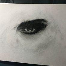 My project for course: Artistic Charcoal Portraiture: Creating Atmosphere. Un proyecto de Ilustración tradicional, Bellas Artes, Dibujo, Dibujo de Retrato, Dibujo realista y Dibujo artístico de willie jimenez - 17.03.2022