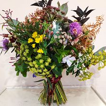 Mi Proyecto del curso: Ramo circular silvestre Ein Projekt aus dem Bereich Innendesign, L, schaftsbau, Dekoration von Innenräumen, DIY und Blumen- und Pflanzendesign von Charo Montero Fernández - 18.03.2022