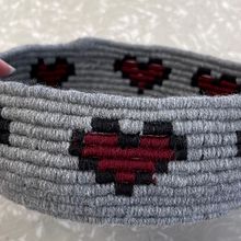 My project for course: Basket Weaving for Beginners: The Coiling Technique. Un proyecto de Diseño de complementos, Artesanía, Diseño de moda, Tejido y Diseño textil de Julie Yankovich - 18.03.2022