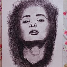 Il mio progetto del corso: Ritratto artistico al carboncino: creare atmosfere. Traditional illustration, Fine Arts, Drawing, Portrait Drawing, Realistic Drawing, and Artistic Drawing project by da_mela - 03.18.2022