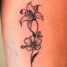 Lirio y Orquidea . Un progetto di Design di tatuaggi e Illustrazione tradizionale di Sebastian Ramirez Prats - 17.03.2022