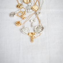 Sand cast collection . Een project van Craft, Sieradenontwerp y  Creativiteit van Beth Pegler - 22.03.2022