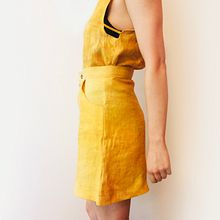 onion dyed linnen summer set. Een project van Textiel verven, Naaiwerk y  Modeontwerp van Sylvia Machgeels - 23.03.2022
