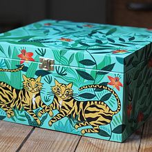 Tigress Painted Box . Ilustrație tradițională, Pictura, Pictură acrilică, Arte și meșteșuguri și Design de Amy Isles Freeman - 03.28.2022