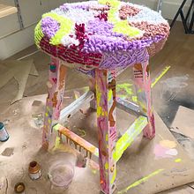 “Tudo pode ser” benches. Un proyecto de Diseño, creación de muebles					, Artesanía y Diseño de producto de Amanda Galvao - 30.03.2022