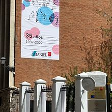 Diseño pancarta conmemorativa "Conservatorio Profesional de Música Amaniel de Madrid". Un progetto di Design, Illustrazione tradizionale, Pubblicità, Design di poster , Illustrazione digitale e Musica di María Gomes - 30.03.2022