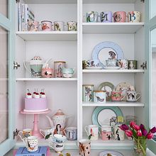 Styling a kitchen dresser with pastel hues. . Un proyecto de Diseño de interiores, Diseño y Fotografía para Instagram de Geraldine Tan - 31.03.2022