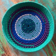 My project for course: Basket Weaving for Beginners: The Coiling Technique. Un proyecto de Diseño de complementos, Artesanía, Diseño de moda, Tejido y Diseño textil de Linda Ekvall - 04.04.2022