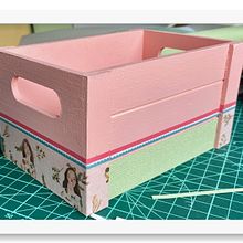 Cajita pintada con spray y decorada con papel de encuadernar y whasi tape.. Arts, Crafts, Painting, Creativit, DIY, Woodworking, Upc, and cling project by Raquel Túnez - 03.03.2022