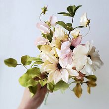 Spring Florals in sugar and wafer paper. Artesanato, Design, Br, ing e Identidade, Eventos, Artes plásticas, Papercraft, Criatividade, Fotografia do produto, Concept Art, Instagram, Fotografia gastronômica, e Design floral e vegetal projeto de Jacqueline Butler (Petalsweet) - 06.04.2022